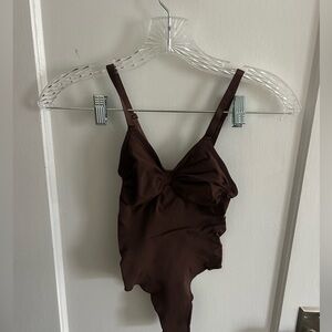 skims women’s cocoa seamless sculpt thong bodysuit size small